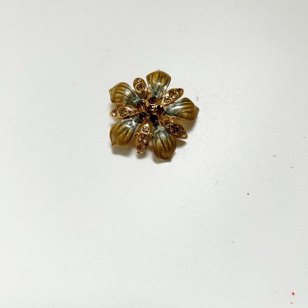 Unique Vintage Gold Toned Flower Brooch W/ Gemstone